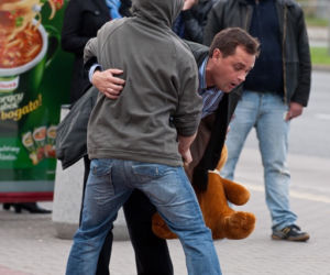Na Wspólnej: Sławek zostaje dźgnięty nożem i walczy o życie!