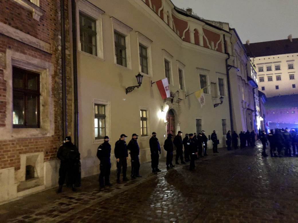 Protest przeciwko kardynałowi Stanisławowi Dziwiszowi w Krakowie