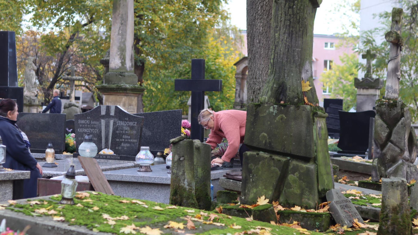 Trwają ostatnie przygotowania. Lublinianie sprzątają groby na 1 listopada