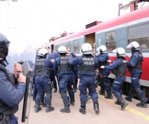 Policjanci z Oddziału Prewencji w Łodzi wspólnie z funkcjonariuszami Straży Ochrony Kolei mieli ćwiczenia na dworcu Kaliskim