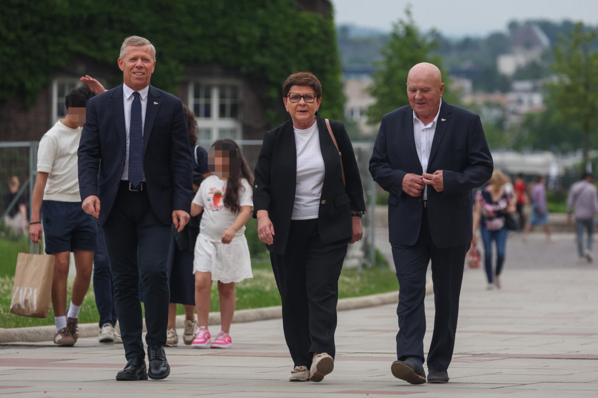 Jarosław Kaczyński odwiedził grób brata w dniu urodzin. Towarzyszyła mu rodzina [ZDJĘCIA]
