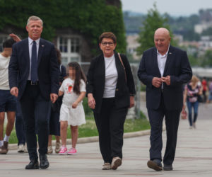Jarosław Kaczyński odwiedził grób brata w dniu urodzin. Towarzyszyła mu rodzina [ZDJĘCIA]
