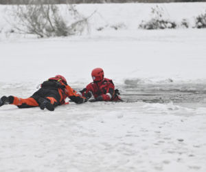 Gdy załamie się lód. Co robić, by uratować siebie lub kogoś, gdy wpadnie do wody?