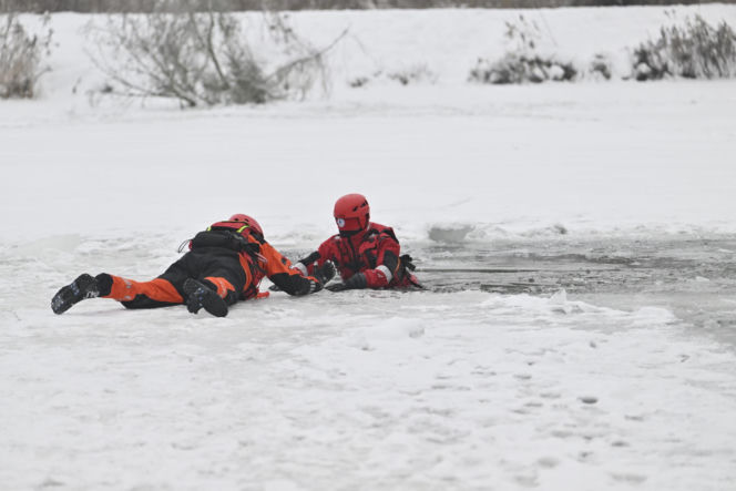 Gdy załamie się lód. Co robić, by uratować siebie lub kogoś, gdy wpadnie do wody?