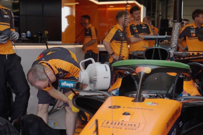 Mechanik McLaren Racing przy bolidzie z wentylatorem Shark. O nowym partnerstwie w F1 przeczytasz na SE.