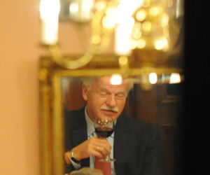 Olechowski pije do lustra