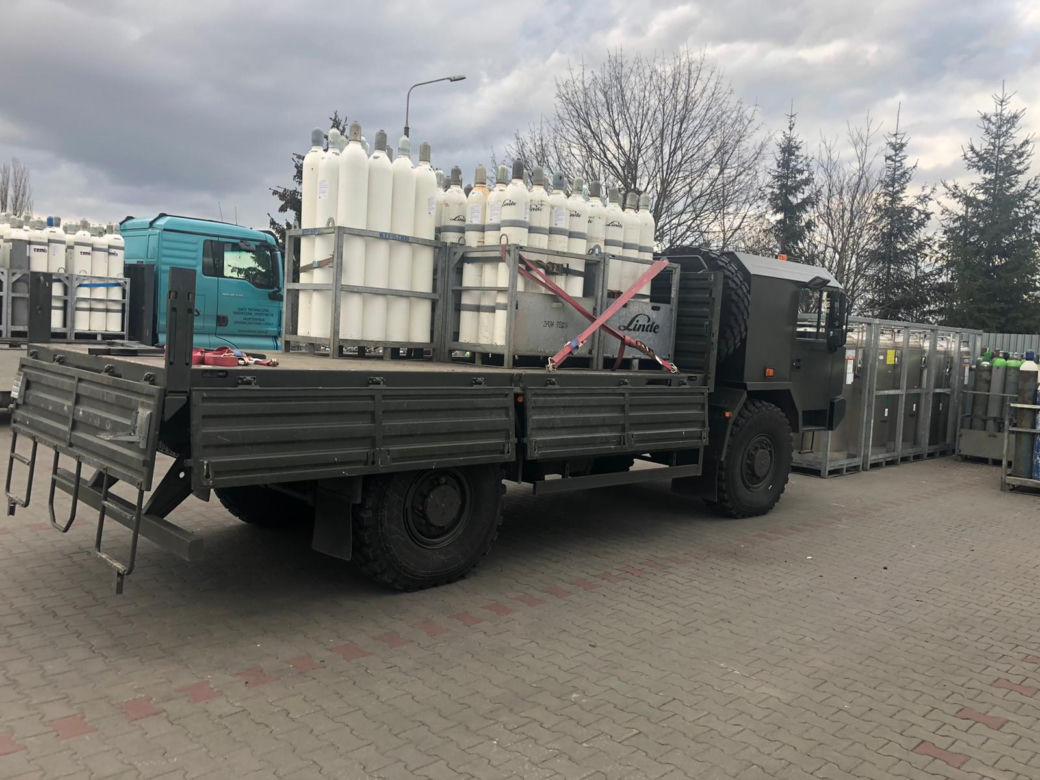Terytorialsi z Kujaw i Pomorza transportują butle z tlenem