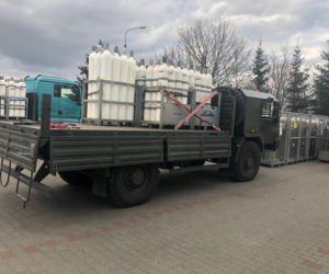 Terytorialsi z Kujaw i Pomorza transportują butle z tlenem