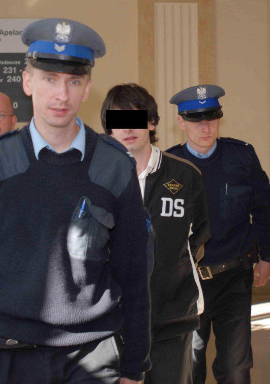 Jedną ręką podawał kwiaty, drugą zadźgał ukochaną. Daria zginęła na schodach szkoły