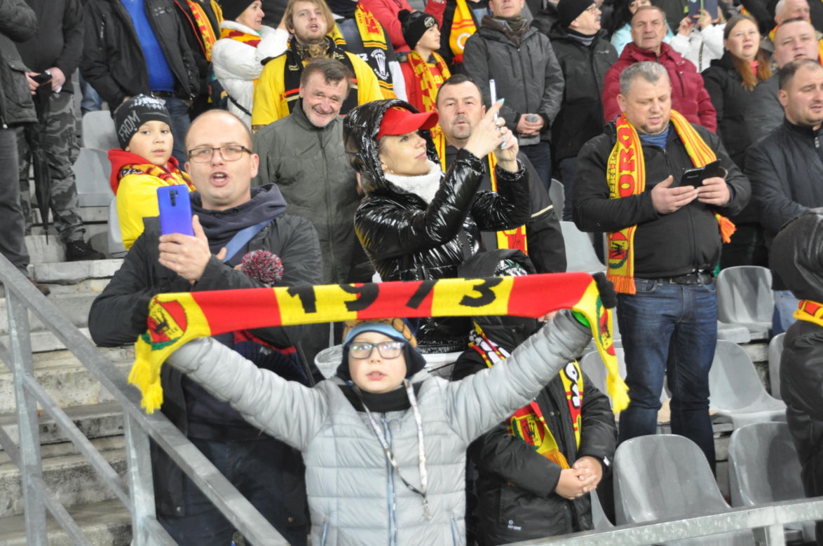 Żółto-czerwono na Suzuki Arenie! Zdjęcia kibiców na meczu Korona Kielce - Jagiellonia Białystok
