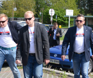 Tomasz Adamek robi kampanię rozdając autografy [ZDJECIA]