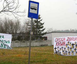 Mieszkańcy nie mogą doprosić się o bezpieczną drogę! WYWIESILI kilometry transparentów 