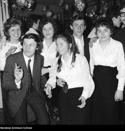 Jak bawiono się na studniówkach w PRL? Skromnie, ale wyjątkowo. Archiwalne zdjęcia