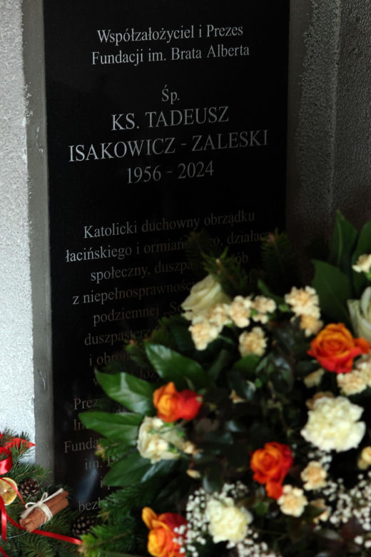 Tak wygląda grób ks. Isakowicza-Zaleskiego rok po jego śmierci