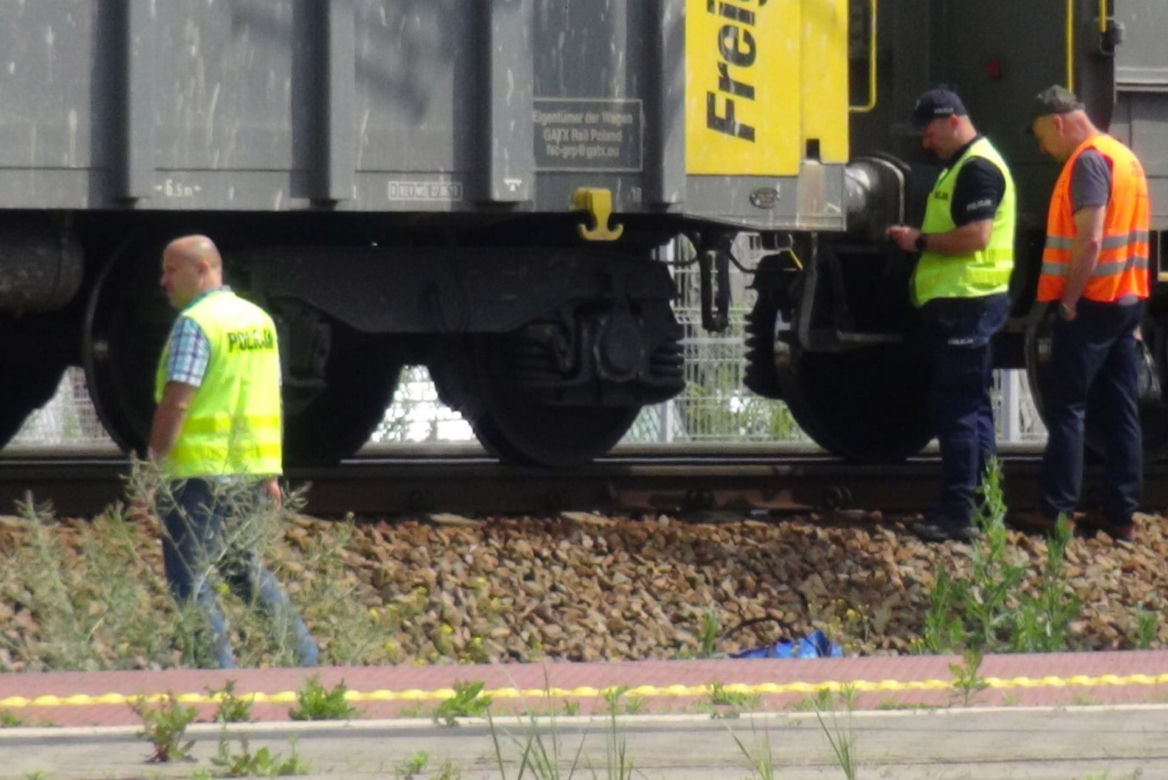 Makabra na torach w Warszawie. Rozczłonkowane ciało leży na torach