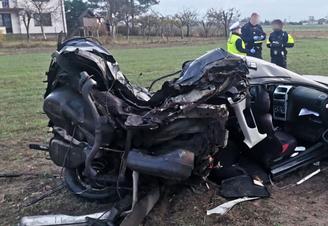 Śmiertelny wypadek pod Kutnem! Rozerwany na strzępy opel znaleziony na polu [ZDJĘCIA]