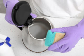 Zamiast octu i sody wsypuję ten tani proszek. Kamień znika z czajnika jak zaczarowany 