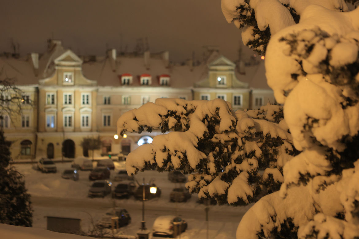 Śnieżny Lublin wieczorową porą
