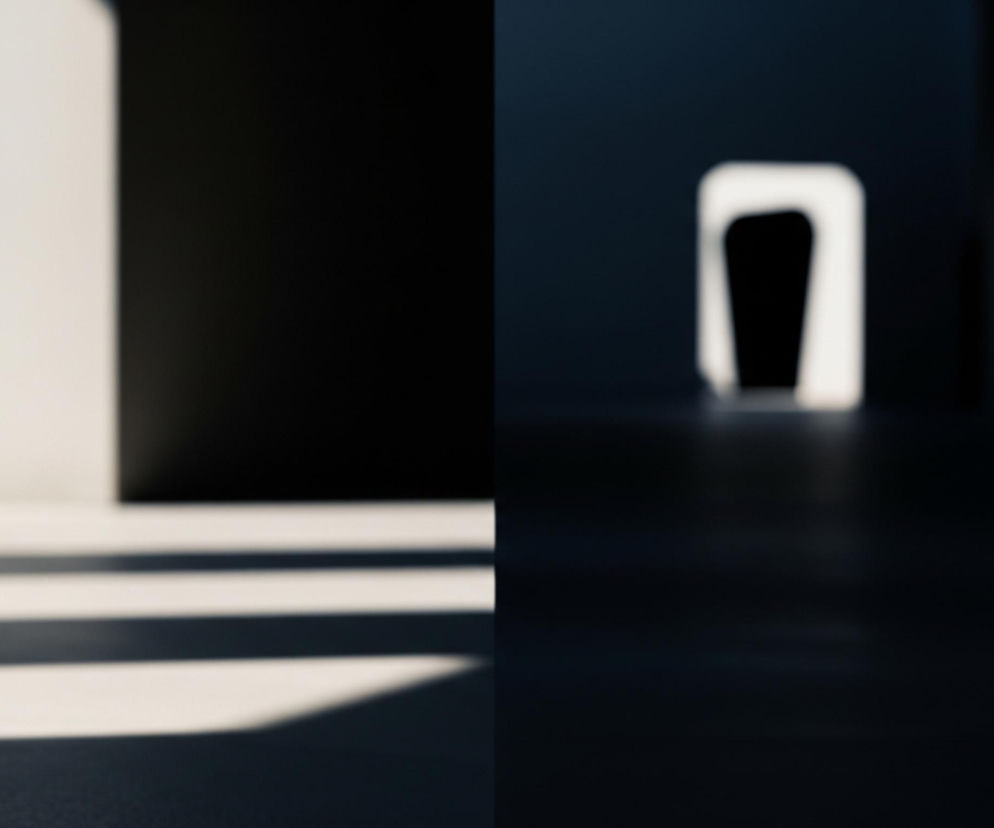 Ciemne wnętrze podzielone na dwie główne części. Po lewej stronie widać jasną, beżową podłogę z czterema poziomymi, ciemnymi cieniami o ostrych krawędziach, sugerującymi promienie światła wpadające przez szczeliny. Prawa strona jest znacznie ciemniejsza, z niewyraźnym kształtem przypominającym białą, zaokrągloną ramkę otaczającą ciemne wnętrze, osadzoną w ciemnej ścianie, tworzącą kontrastowe, świetliste wrota. Całość utrzymana jest w stonowanych barwach beżu, szarości i głębokiego granatu, z grą światła i cienia dominującą kompozycję.