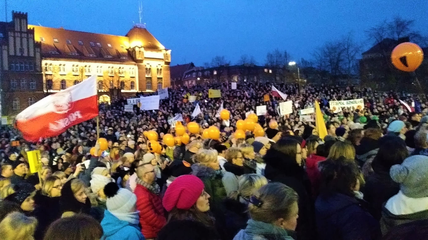 Manifestacja poparcia dla nauczycieli