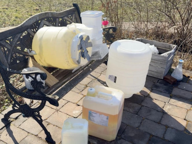 "Laboratorium śmierci" na Mazowszu. Kontrterroryści znaleźli kilogramy narkotyków i przedziwne przedmioty