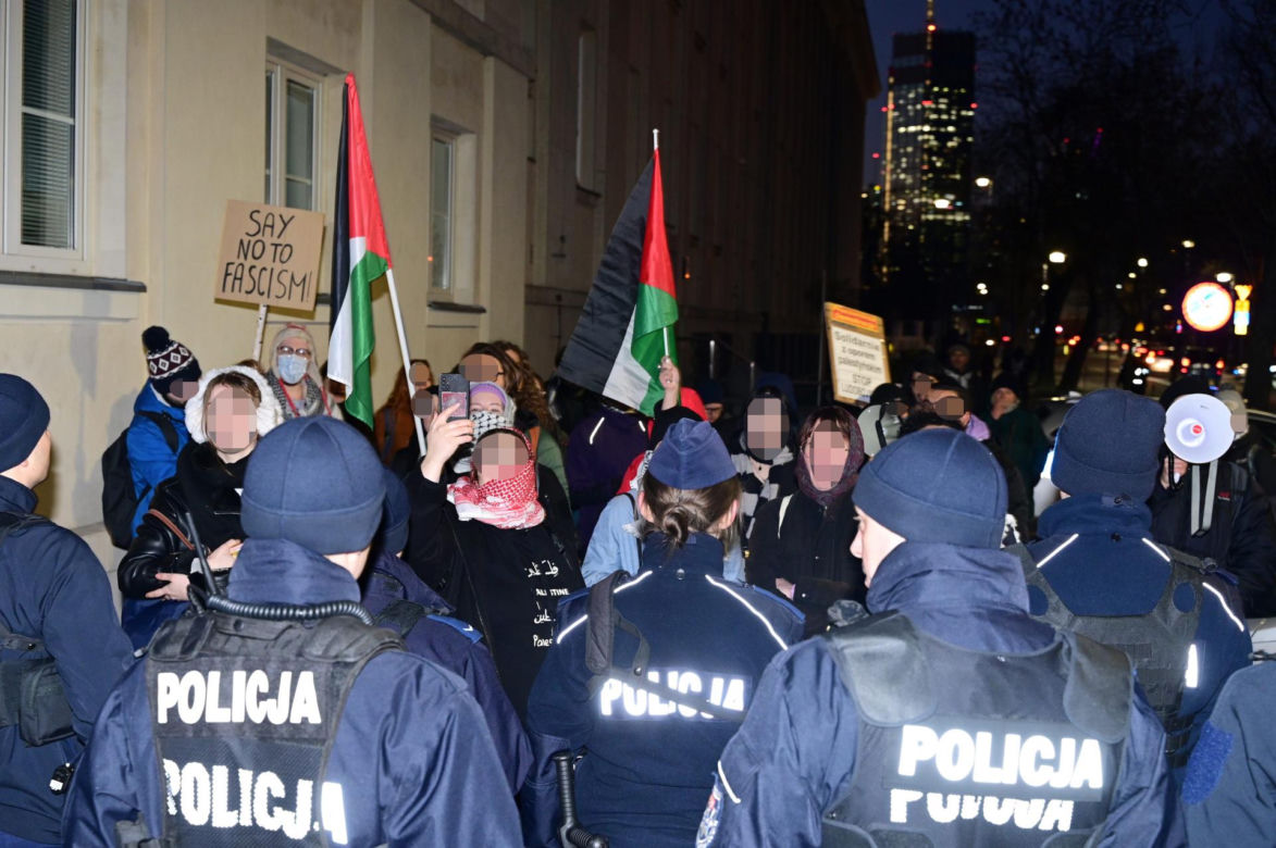 Oblali ogrodzenie budynku ambasady Izraela w Warszawie. „Nie ma zgody na łamanie przepisów”