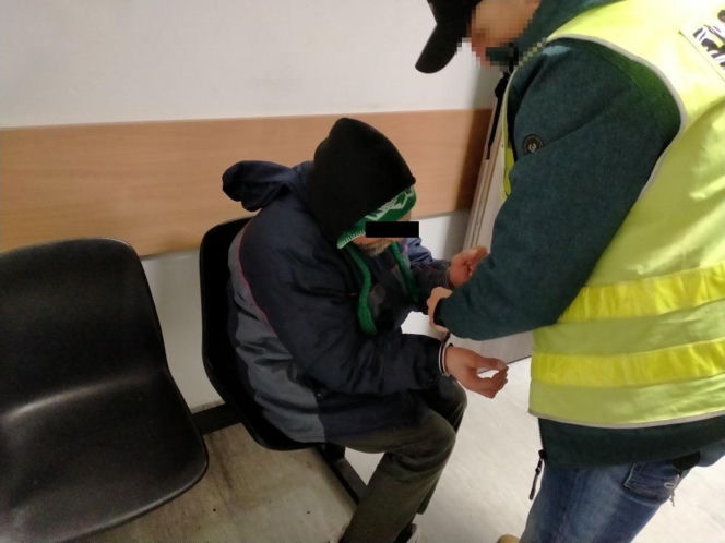 „O 5 rano w metrze będą wybuchać bomby”. Służby w gotowości, policyjny pies w akcji