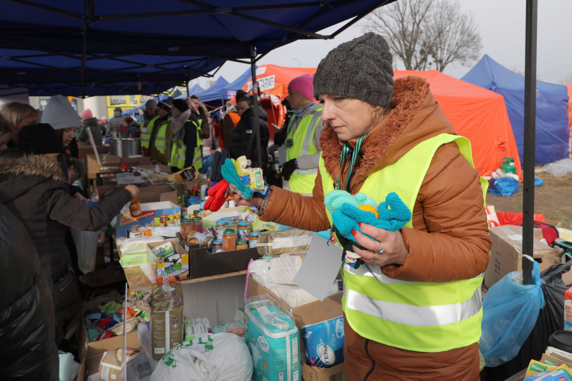 Miasteczko pomocy dla uchodźców z Ukrainy na parkingu w Przemyślu