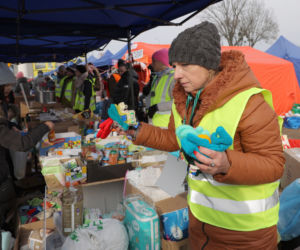 Miasteczko pomocy dla uchodźców z Ukrainy na parkingu w Przemyślu