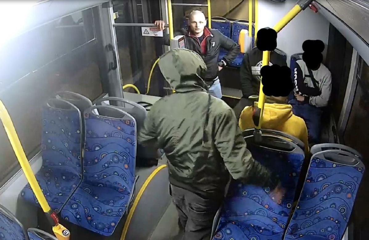 Awantura w autobusie. Użyli siekiery i gazu, policja opublikowała ich wizerunki