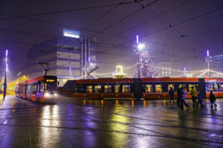Jedziesz na Sylwestra z Dwójką? Te tramwaje i autobusy będą darmowe