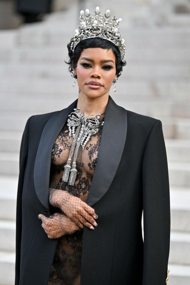 Klejnoty z Luwru znalezione na półnagiej piękności?! Jest jeden problem