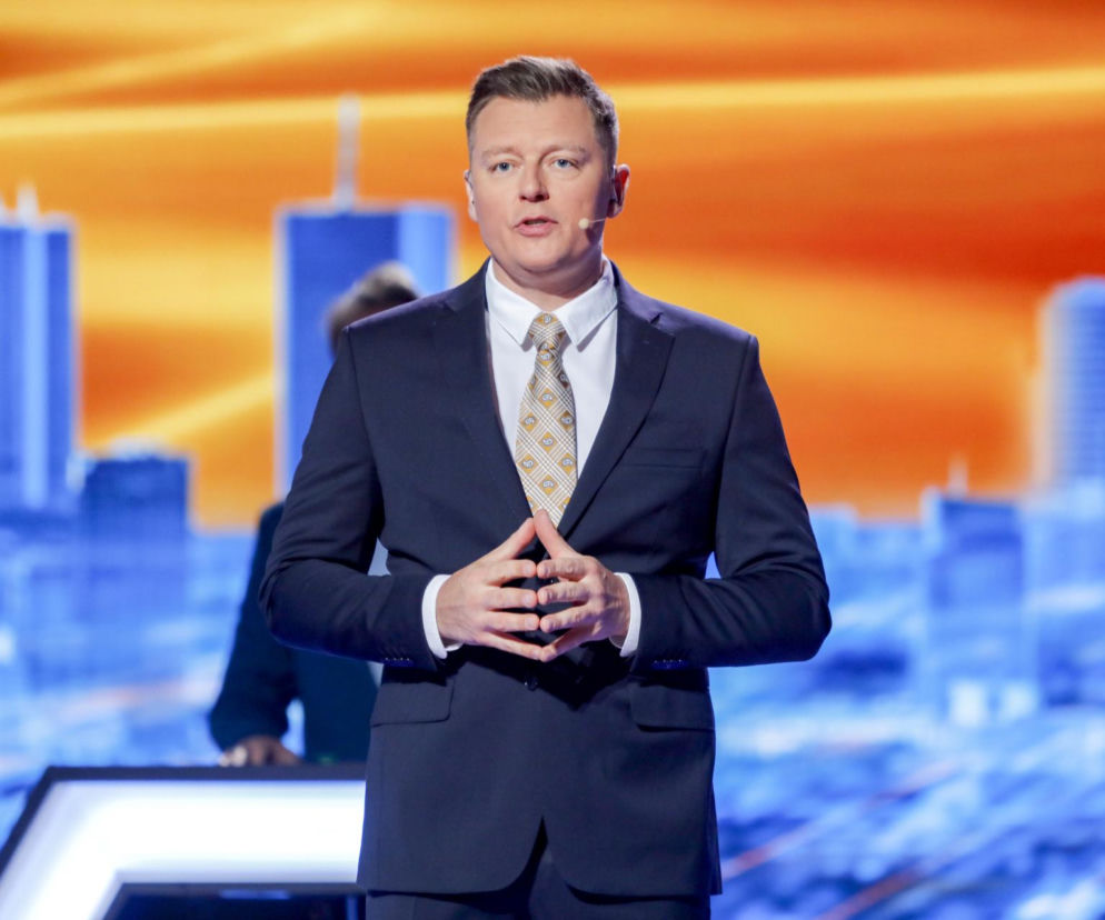 Rafał Brzozowski w garniturze mówi o dojrzałej miłości i nowej żonie, o czym przeczytasz na SE.