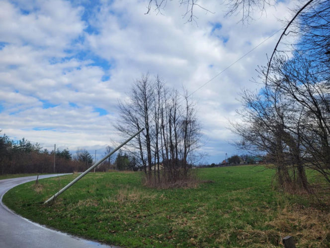 Interwencje Strażaków przy likwidacji szkód spowodowanych przez gwałtowny wiatr i burze
