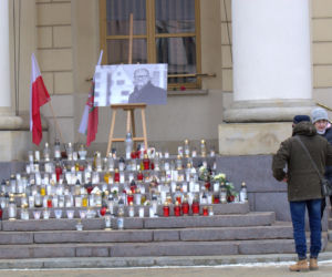 Lublin: Flaga miasta opuszczona do połowy masztu. W południe wybrzmiała „Cisza”