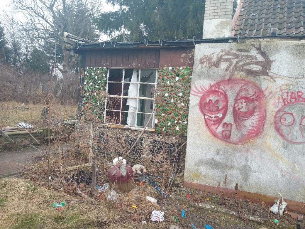 Opuszczony dom na Jarotach. Miejsce sieje postrach wśród mieszkańców
