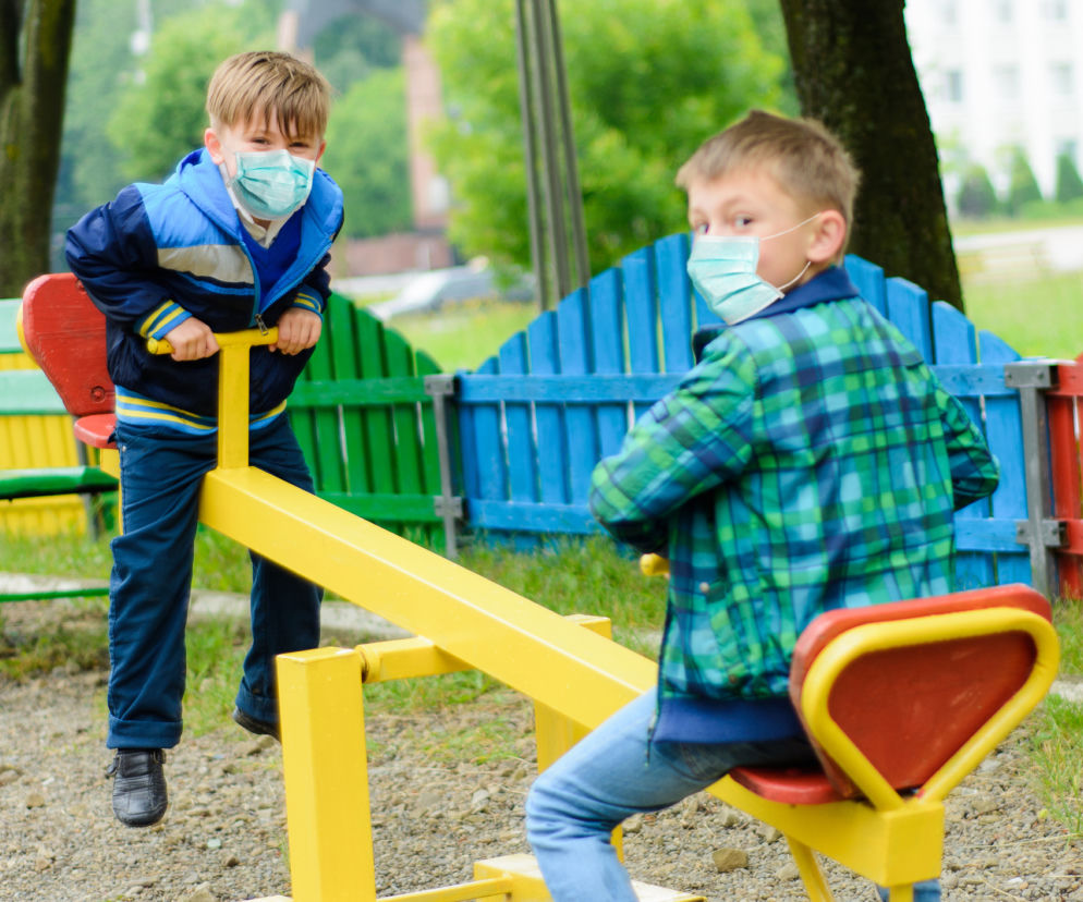 Jakich zasad przestrzegać podczas zabaw dziecięcych w czasie epidemii koronawisrusa?