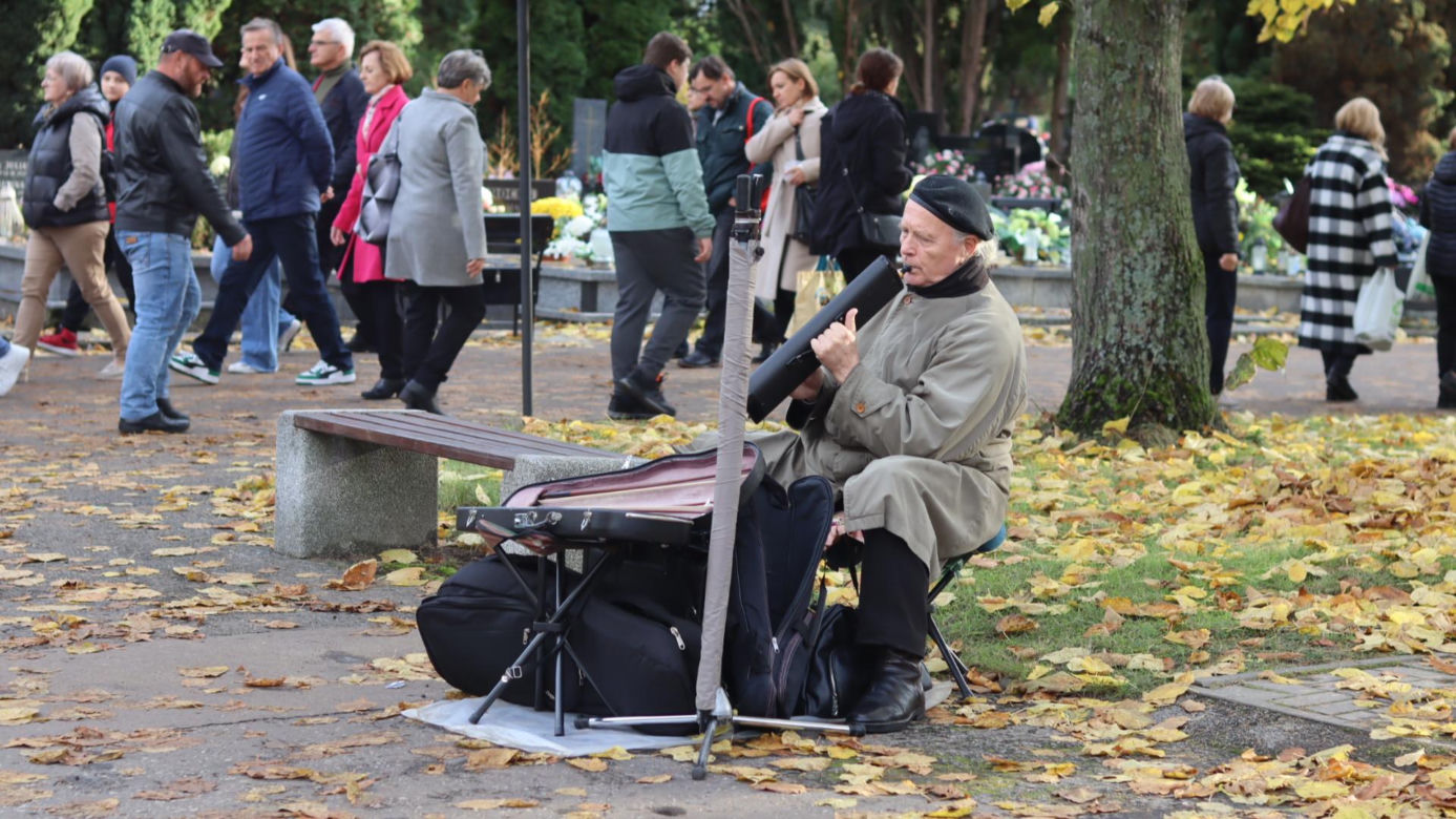 Oprócz znicza można było kupić kebaba. Tłumy przy cmentarzy na lubelskim Majdanku. Zobaczcie!
