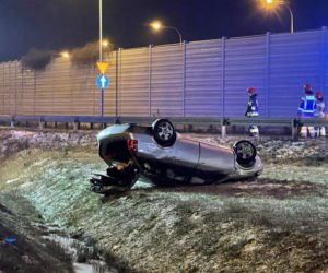 Dachował volvo na S8. Wielka akcja ratunkowa, śmigłowiec LPR zabrał rannego