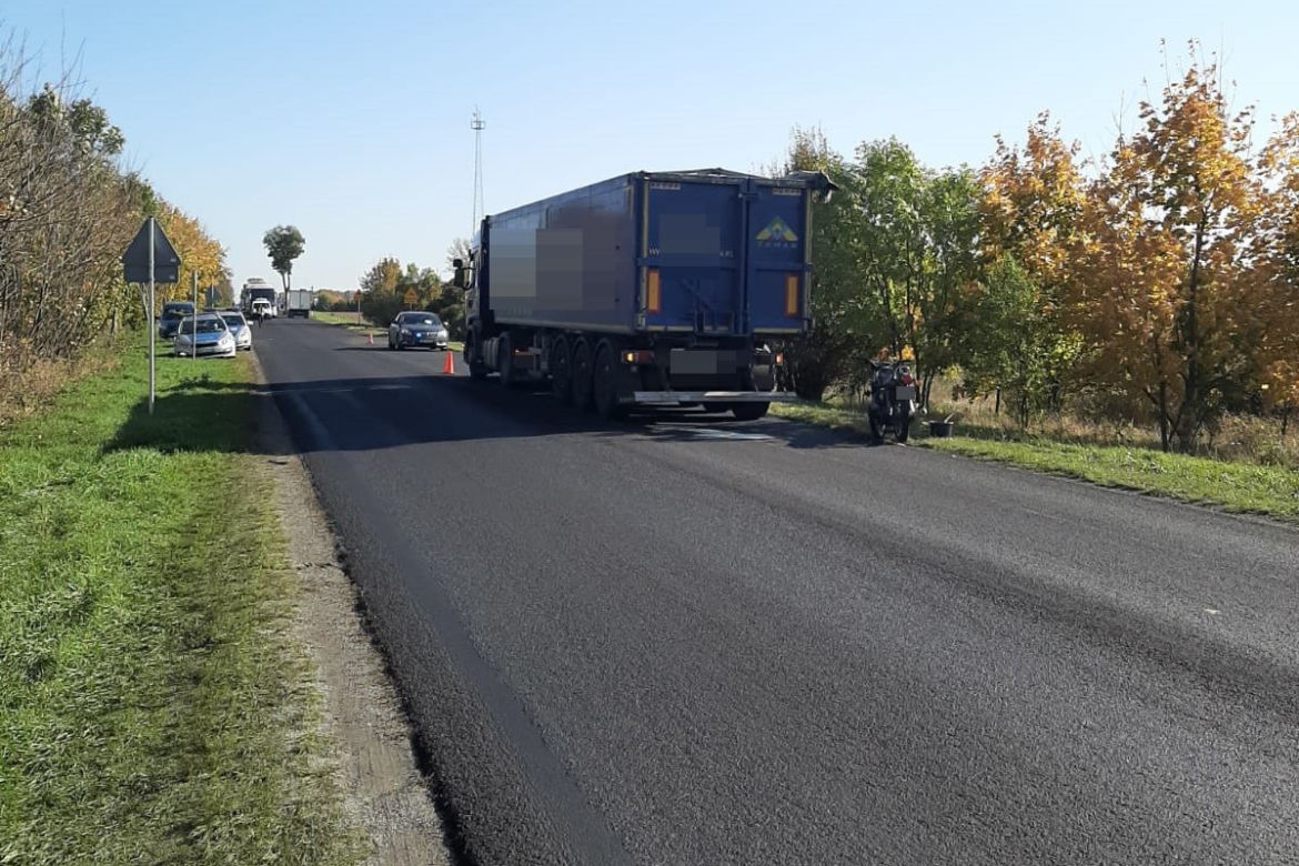 Śmierć na DK 10! Motorowerzysta nie miał szans w zderzeniu z ciężarówką! 