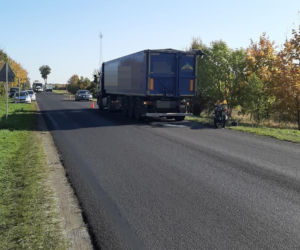 Śmierć na DK 10! Motorowerzysta nie miał szans w zderzeniu z ciężarówką! 
