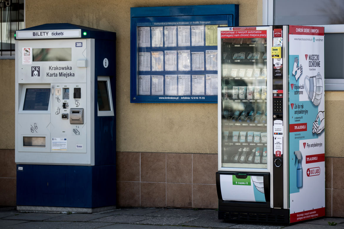 Na ulicach Krakowa stanęły maseczkomaty. Znamy ceny produktów