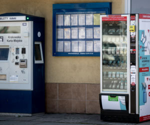 Na ulicach Krakowa stanęły maseczkomaty. Znamy ceny produktów