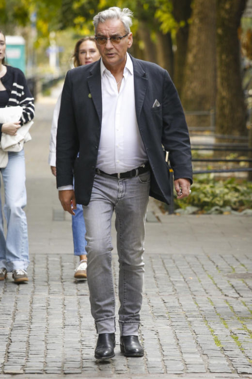Robert Gonera na chodniku pod TVN