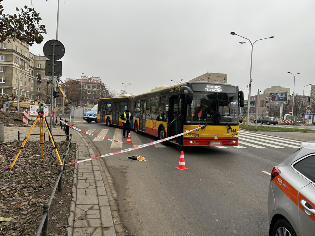 Koszmarny wypadek na Mokotowie. Autobus miejski potrącił pieszą na pasach