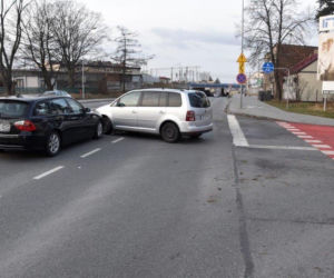 Zderzenie dwóch pojazdów na skrzyżowaniu Krakowskiej i Kochanowskiego w Tarnowie