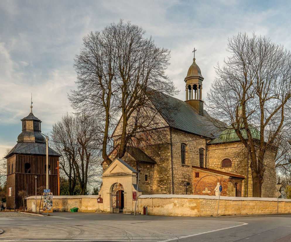 Murowany kościół świętego Wojciecha i drewniana dzwonnica w Książu Wielkim. O zabytkach miasta przeczytasz w Eska Kraków.