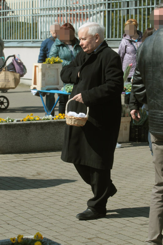Jarosław Kaczyński ze skromnym koszyczkiem 