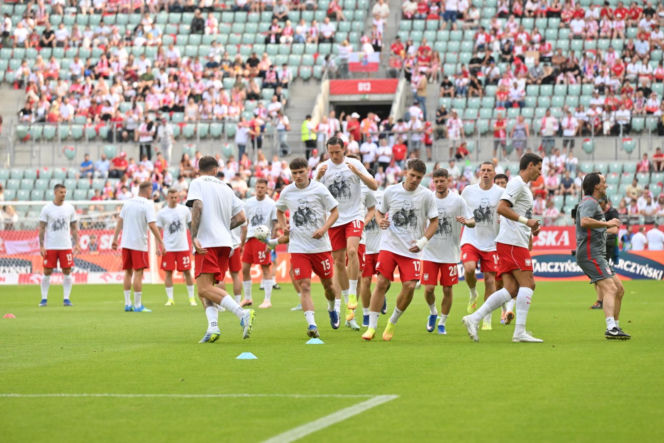 Robert Lewandowski wyprowadzany przez chorą dziewczynkę