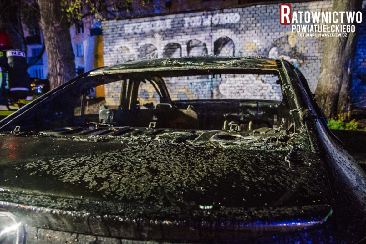 Spektakularne i przerażające! Zdjęcia płonącego auta wbijają w fotel